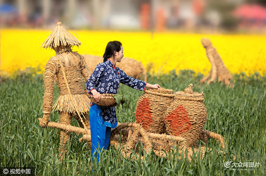 四川綿陽(yáng)：村民打造“奇葩”稻草雕塑與模特斗艷